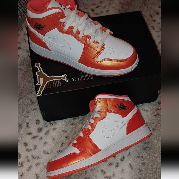 Nike Air Jordan 1 Mid GS Electro Orange - Picture 12 of 12